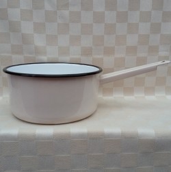 beschadigde - steelpan - creme - 2,25 liter / 2250 ml