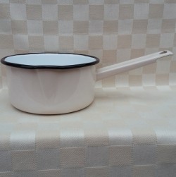 beschadigde - steelpan - creme - 1 liter - met tuitje