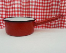 beschadigd - steelpannetje - rood & spikkeltjes - 600 ml